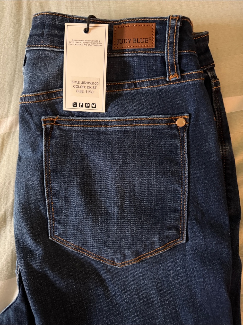 Women’s Judy Blue Skinny Fit Capri Mid Rise jeans.